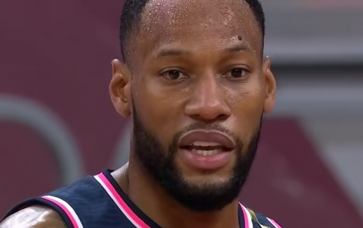 连胜势头难挡！游泳豪取十连胜