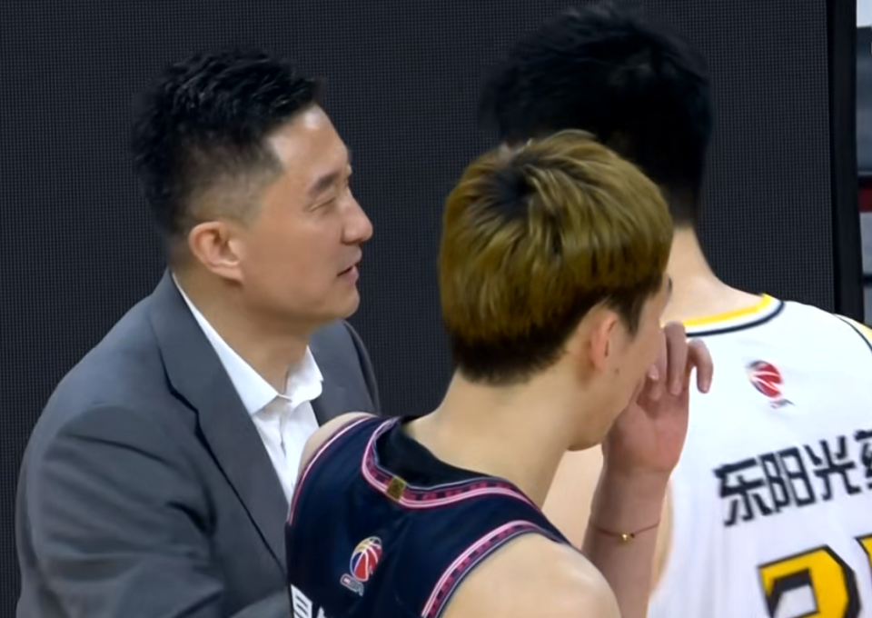 广州队完胜火箭，胡金秋带队取胜