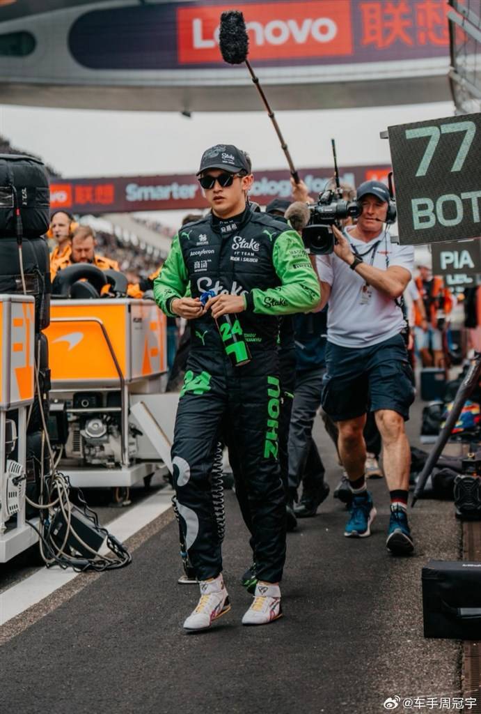 红牛车队鏖战阿斯顿马丁,周冠宇带队取胜 红牛车队鏖战阿斯顿马丁,周冠宇带队取胜
