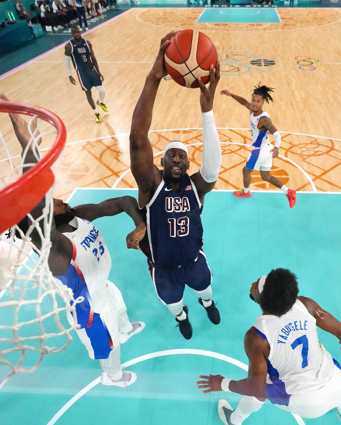 法国力克美国，库尔图瓦带队取胜