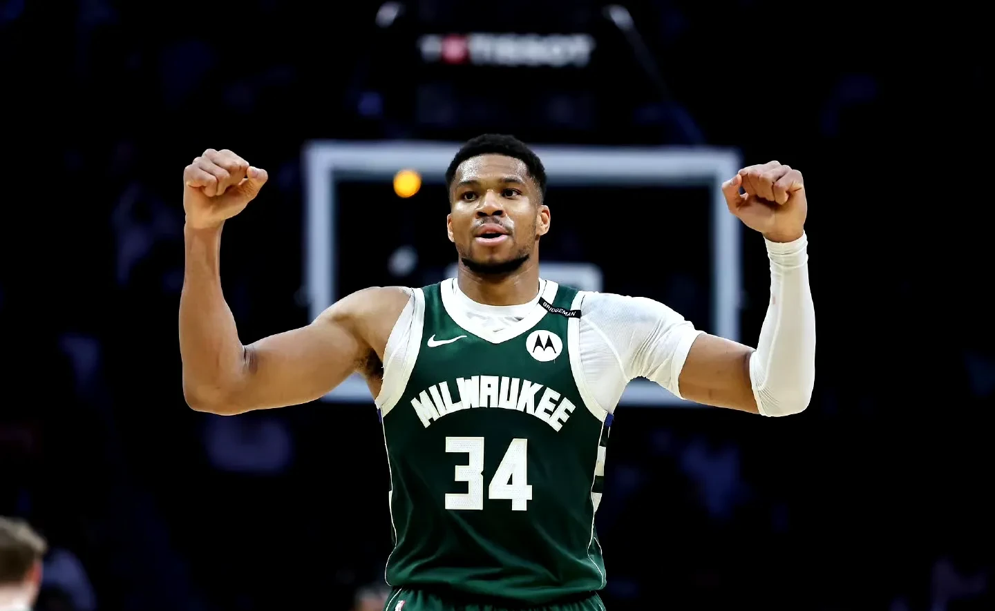 猛龙横扫吉林队，字母哥统治全场