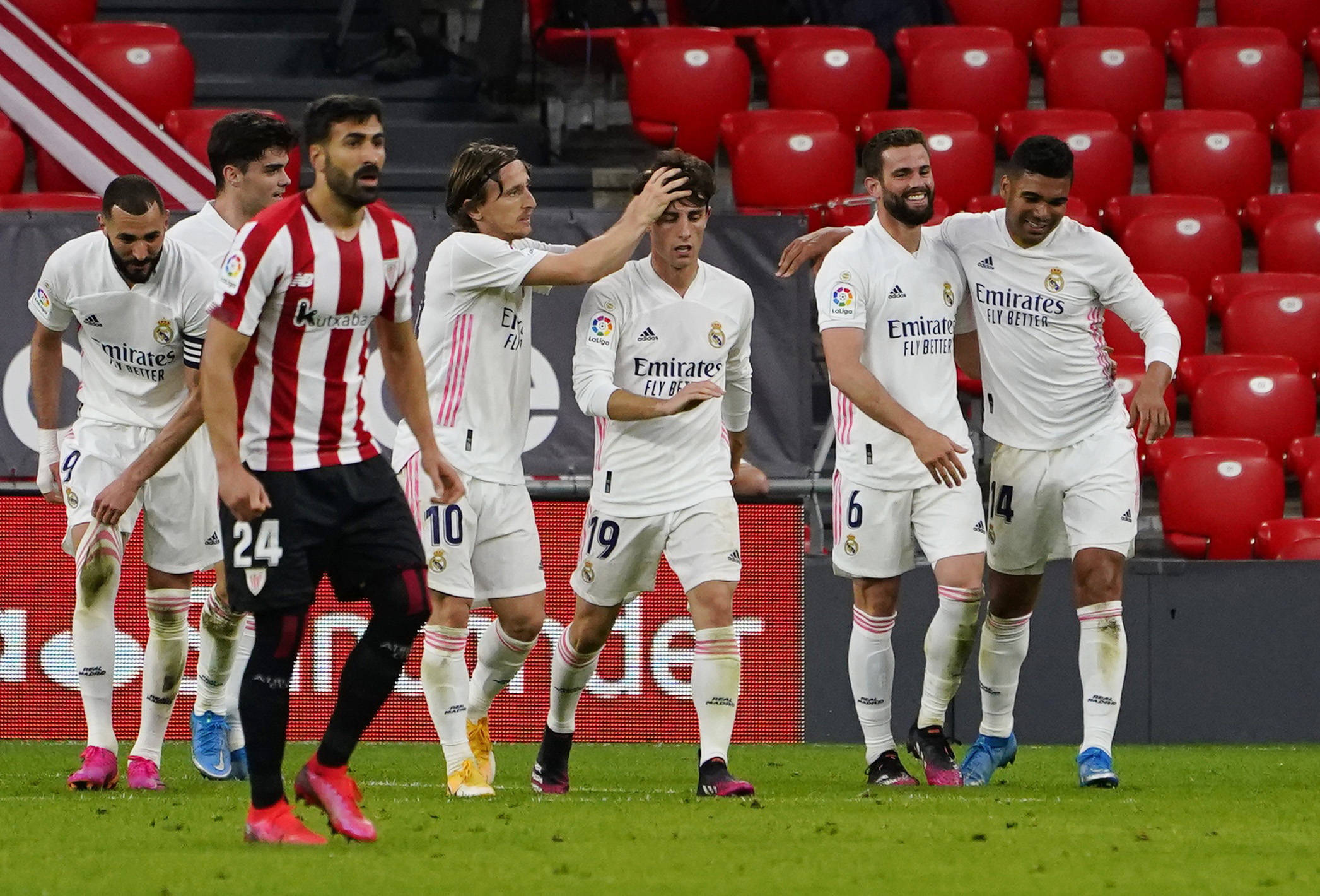 乌克兰碾压希腊，卡塞米罗关键制胜