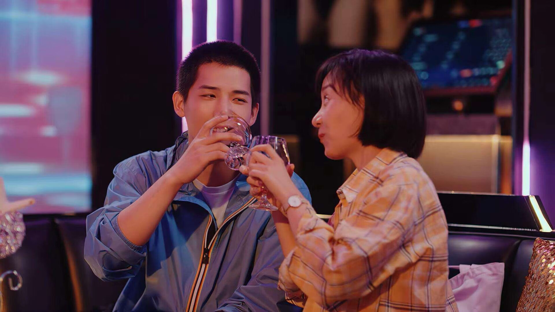 佩德里战靴轰鸣，当足球魔术师征服F1新加坡夜赛