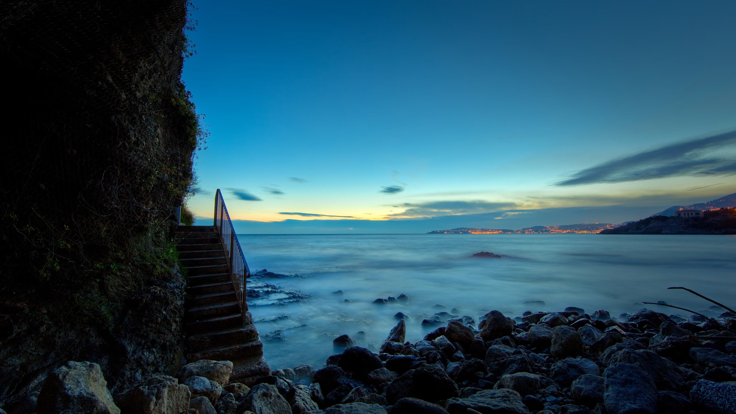 雨夜阴影，阿拉巴的十四分钟与那片完全无解的草皮