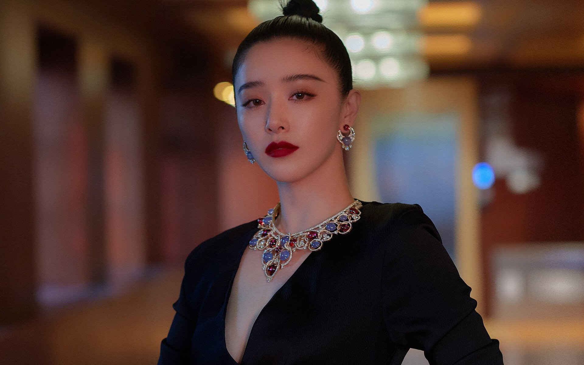 牙齿与命运,当苏亚雷斯咬碎黑暗,希腊用石头投死巨人