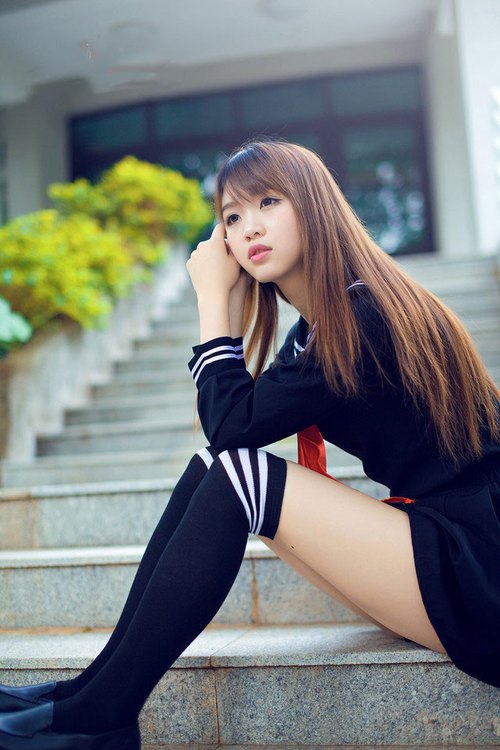 引擎声与足球交响曲,F1揭幕战悬念迭起,佛罗伦萨力克那不勒斯演绎绿茵艺术