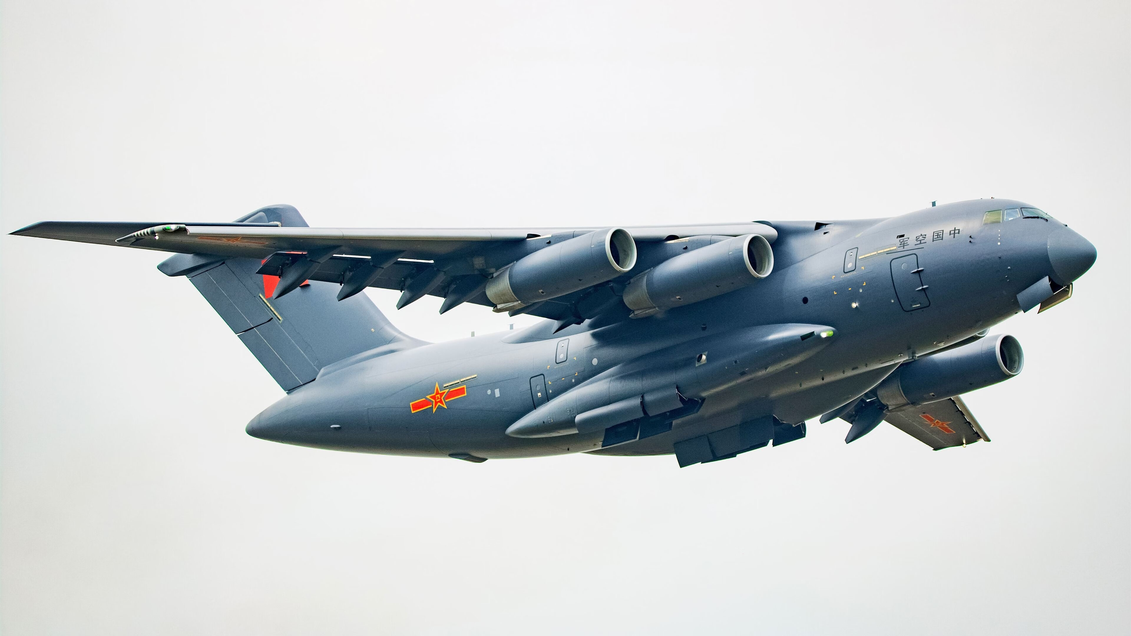 引擎声与足球交响曲,F1揭幕战悬念迭起,佛罗伦萨力克那不勒斯演绎绿茵艺术